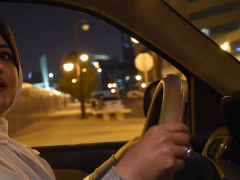 Una donna al volante in Arabia Saudita (foto LaPresse)