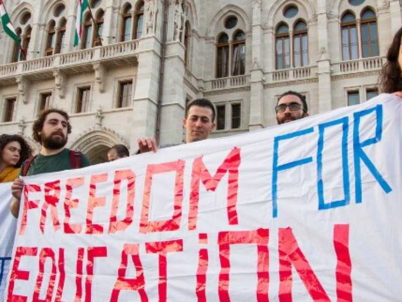 Budapest, manifestazione in sostegno della Central European University (foto LaPresse)
