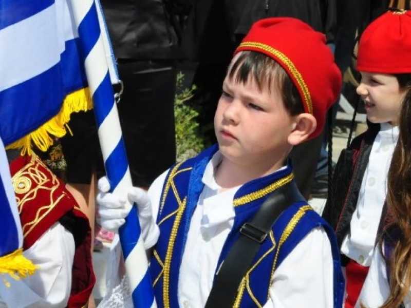 Bambini durante la festa dell'Indipendenza nel villaggio di Ouranoupoli della provincia di Chalkidiki (foto via Wikimedia)