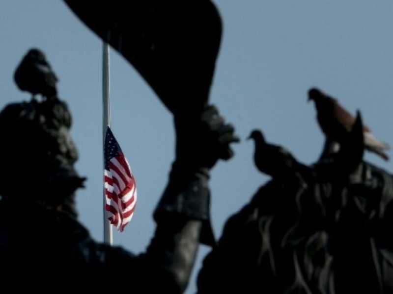 Una bandiera sopra la Casa Bianca sventola a mezz'asta in onore del defunto senatore americano John McCain, il 26 agosto 2018 (foto LaPresse)