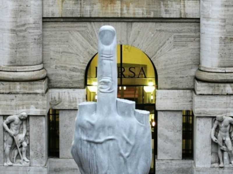 L'opera d' arte di Maurizio Cattelan " Il Dito Medio " in Piazza Affari
