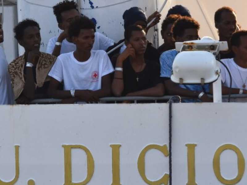 E&rsquo; plausibile che i fondi Ue abbiano pagato una parte del conto per tenere ferma la Diciotti a Catania per 10 giorni. Foto LaPresse