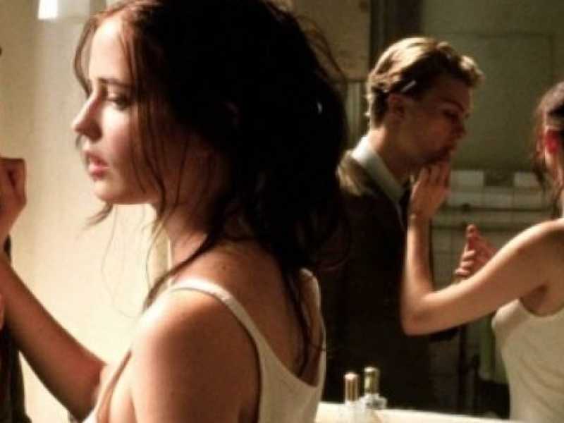 Una scena del film The dreamers diretto da Bernardo Bertolucci con Eva Green , Michael Pitt e Louis Garrel