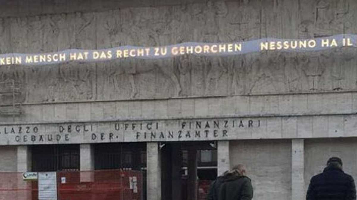 Immagine di Kant, Arendt e lo scrivano Bartleby nella piazza del Tribunale di Bolzano