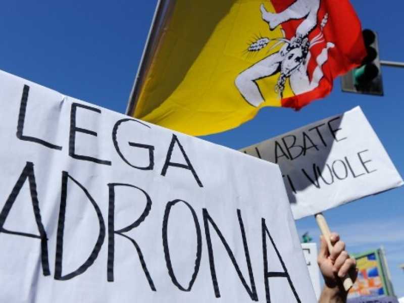 Manifestanti contestano la visita di Salvini a Villabate, in Sicilia (2015). Foto LaPresse