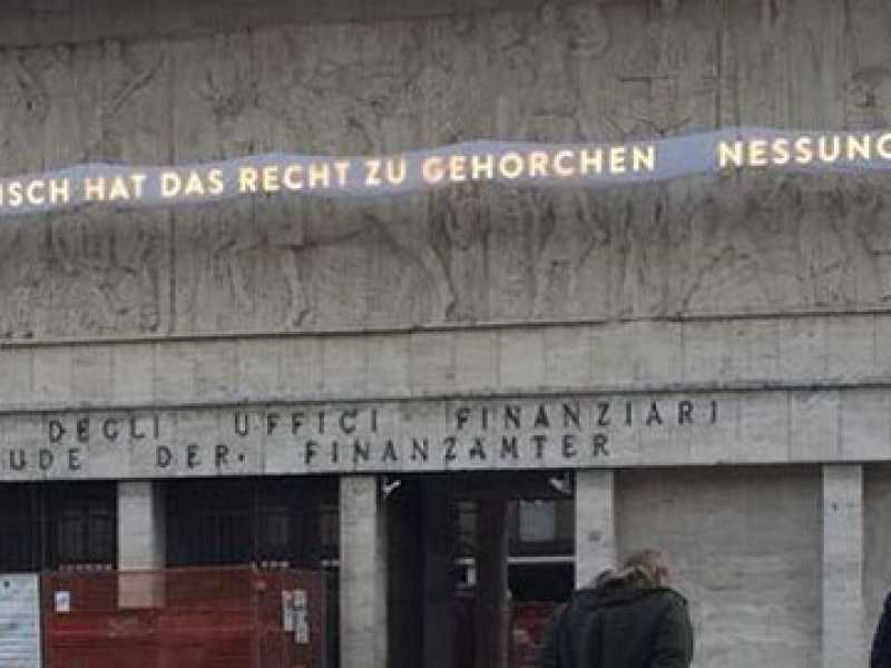 Bolzano, il bassorilievo del Duce coperto da una scritta di Hannah Arendt (via Democratica)
