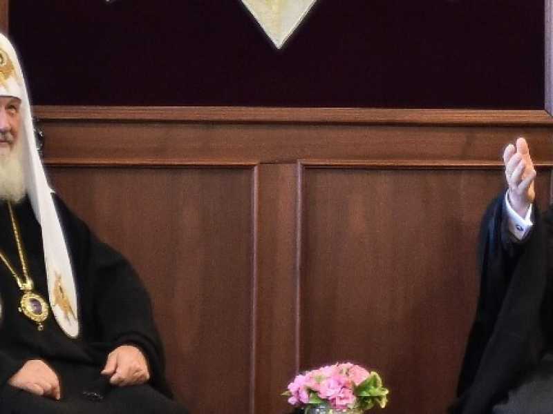 Il patriarca di Mosca e Russia Kirill e il patriarca ecumenico greco ortodosso Bartolomeo I a Istanbul. Foto LaPresse