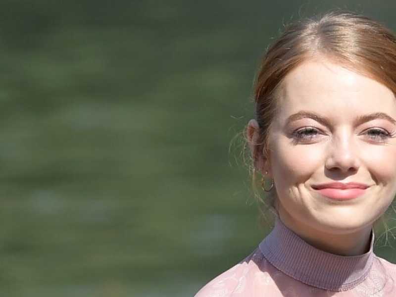 Emma Stone arriva al Lido (foto LaPresse)