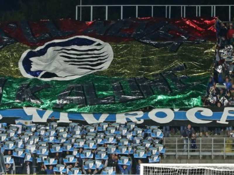 Una coreografia dei tifosi dell'Atalanta allo stadio Atleti Azzurri d'Italia (foto LaPresse)
