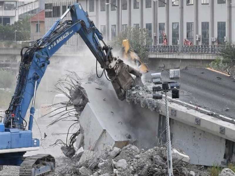 I lavori di smaltimento dopo il crollo del Ponte Morandi (foto LaPresse)