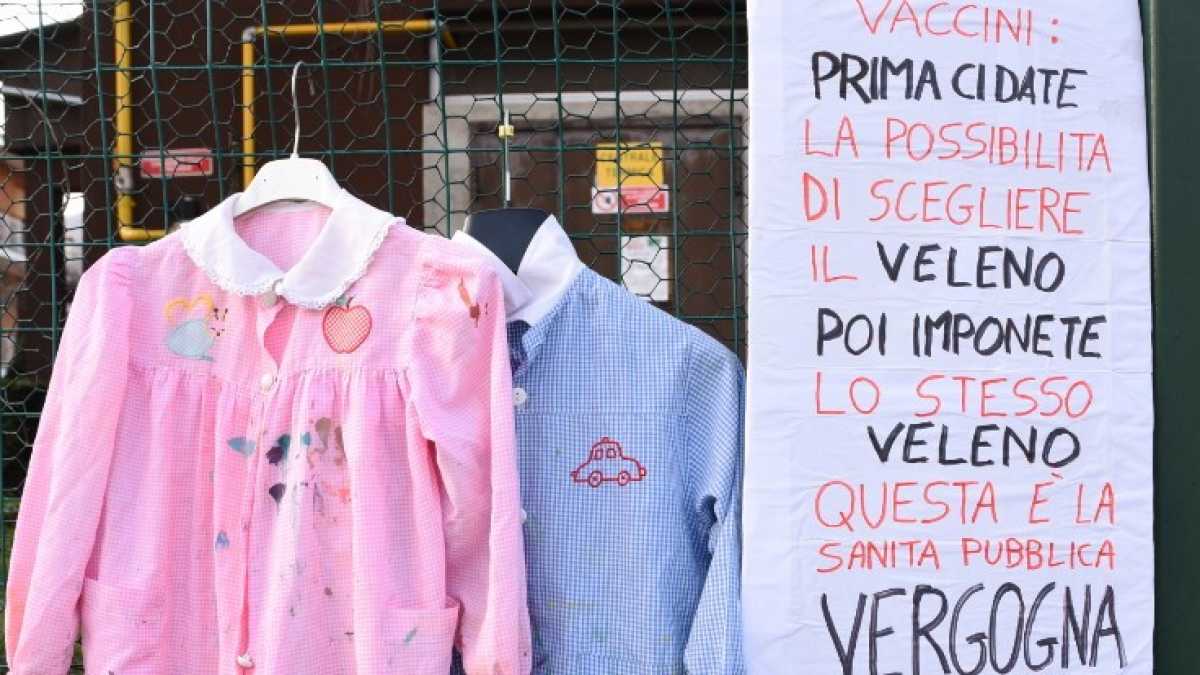 Immagine di A scuola di vaccini. Pediatri, medici e presidi contro i no vax