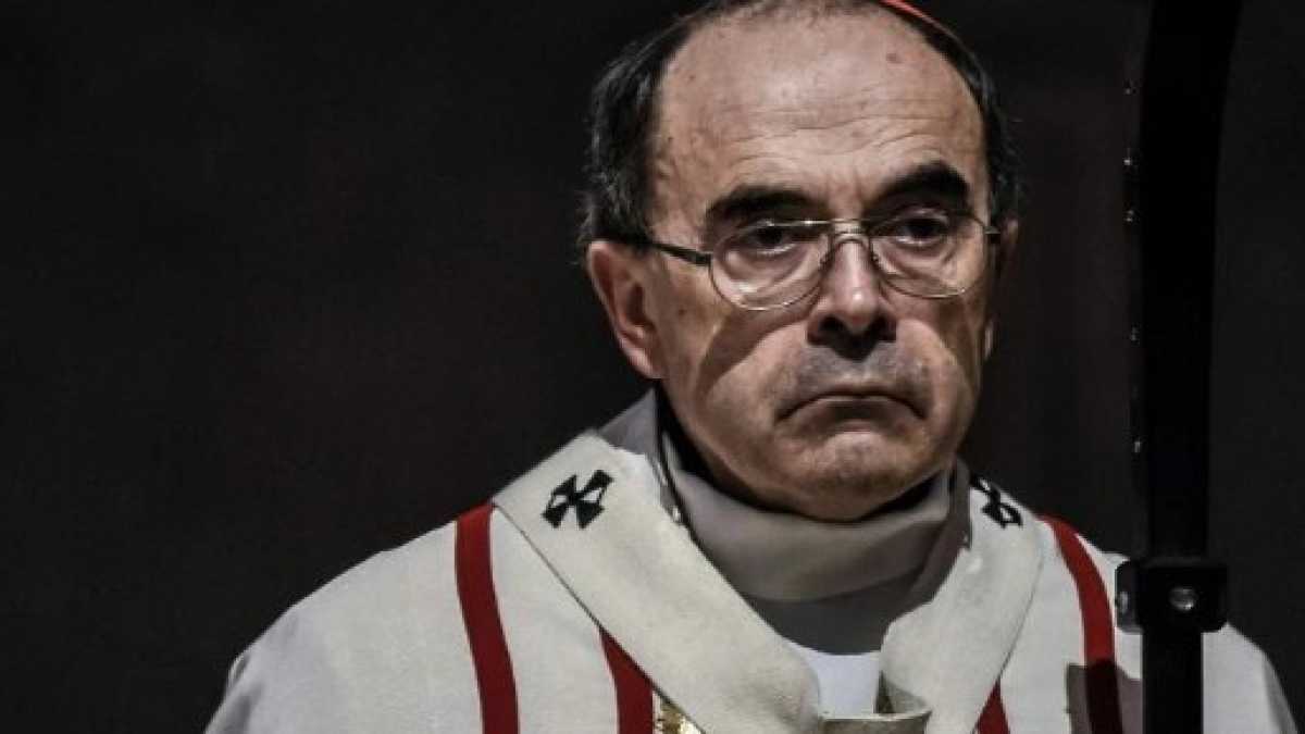 Immagine di Preti all’assalto del cardinale Barbarin