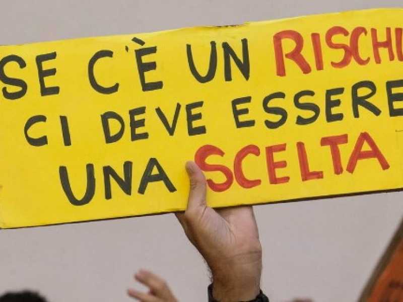 Una contestazione del comitato no vax davanti a Montecitorio (foto Imagoeconomica)