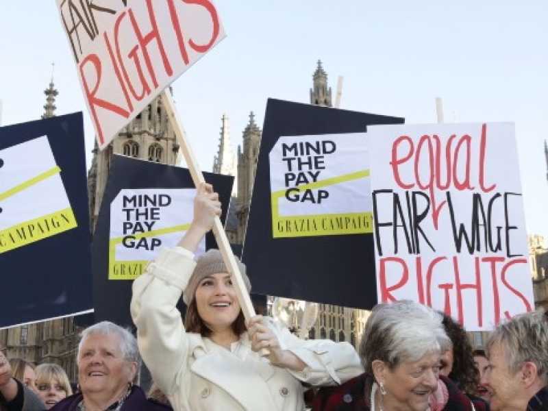 Un gruppo di manifestanti protesta per i diritti delle donne davanti a Westminster (Foto LaPresse)