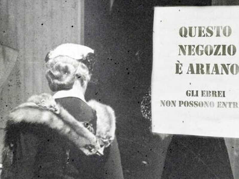Un negozio ariano vietato agli ebrei nel 1944 (Foto LaPresse)