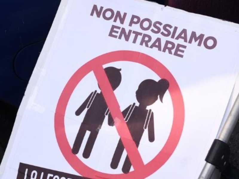 Una manifestazione contro il decreto Lorenzin sui vaccini (foto LaPresse)
