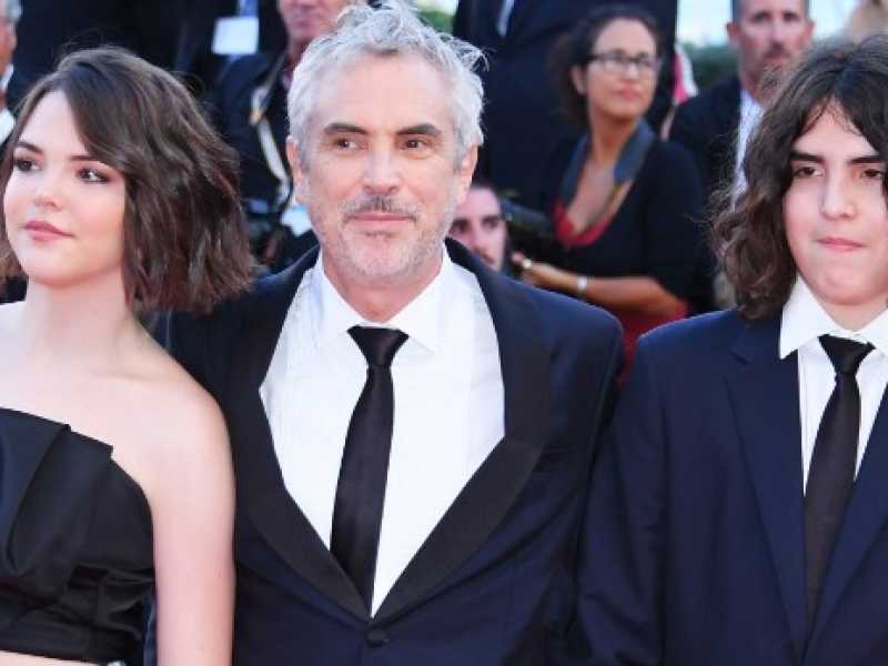 Gli attori Tess Bu Cuar&oacute;n e Olmo Teodoro Cuar&oacute;n e il regista  Alfonso Cuar&oacute;n (Foto LaPresse)