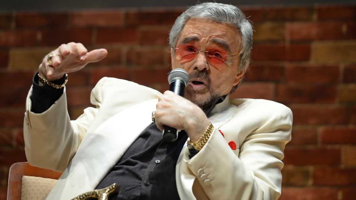 Immagine di In ricordo di Burt Reynolds. Dalla foto nudo sulla pelle d'orso a quei film che oggi non si possono più fare
