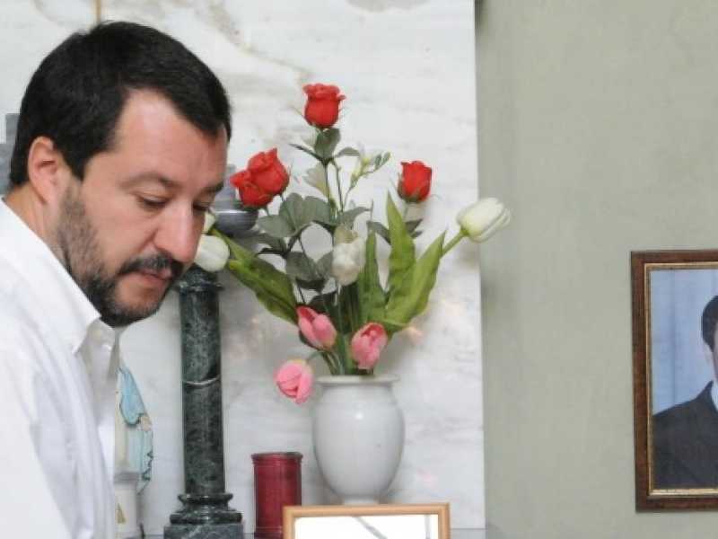 Matteo Salvini alle tombe dei giudici assassinati dalla mafia Rosario Livatino e Antonino Saetta  (Foto LaPresse)