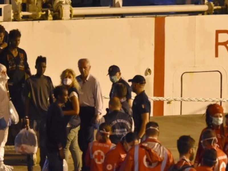 Lo sbarco della nave Diciotti a Catania. Foto LaPresse