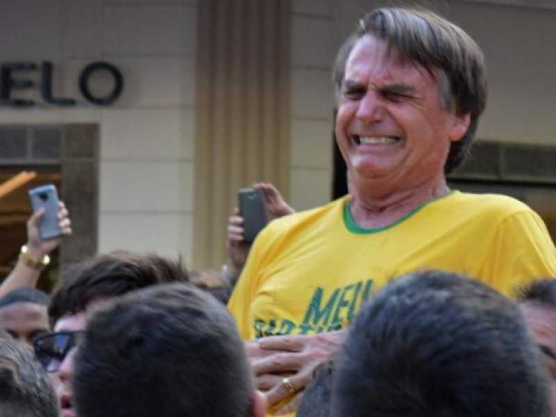 Jair Bolsonaro subito dopo essere stato accoltellato durante una manifestazione a Juiz de Fora (foto LaPresse)