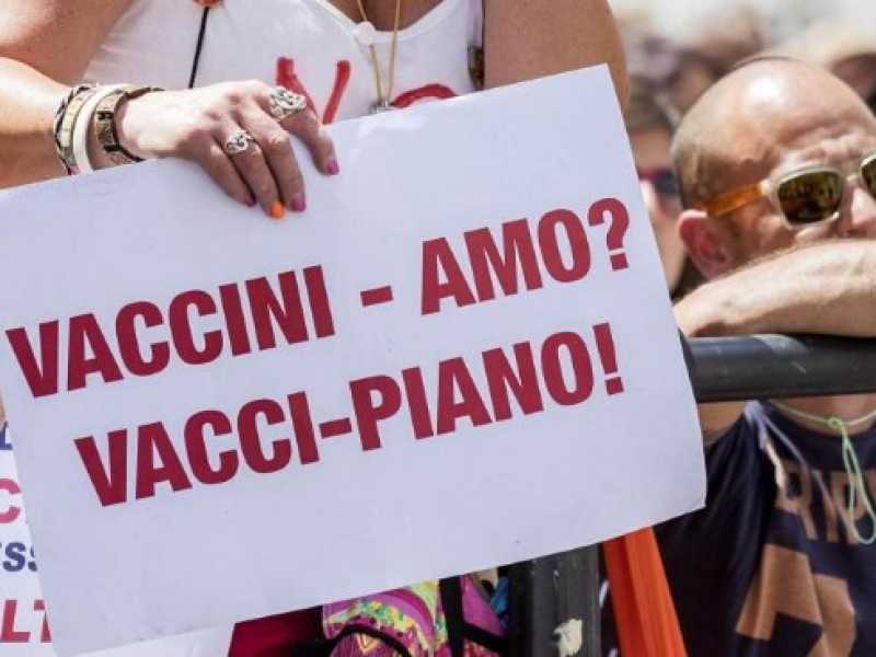 Una manifestazione contro il decreto Lorenzin sui vaccini (foto LaPresse)
