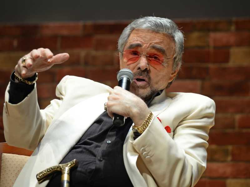 In ricordo di Burt Reynolds. Dalla foto nudo sulla pelle d'orso a quei film che oggi non si possono più fare