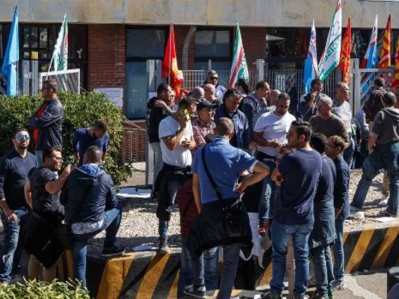 La protesta degli operai dell'ILVA di Taranto davanti ai cancelli della fabbrica (Foto LaPresse)