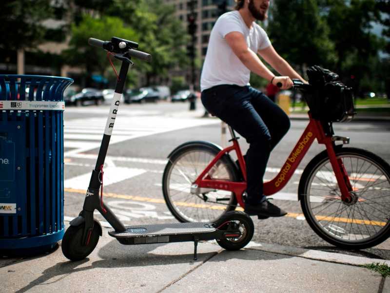 A San Francisco i monopattini elettrici della startup Bird (nella foto, parcheggiati su un marciapiede di Los Angeles) sono stati ritirati (foto LaPresse)