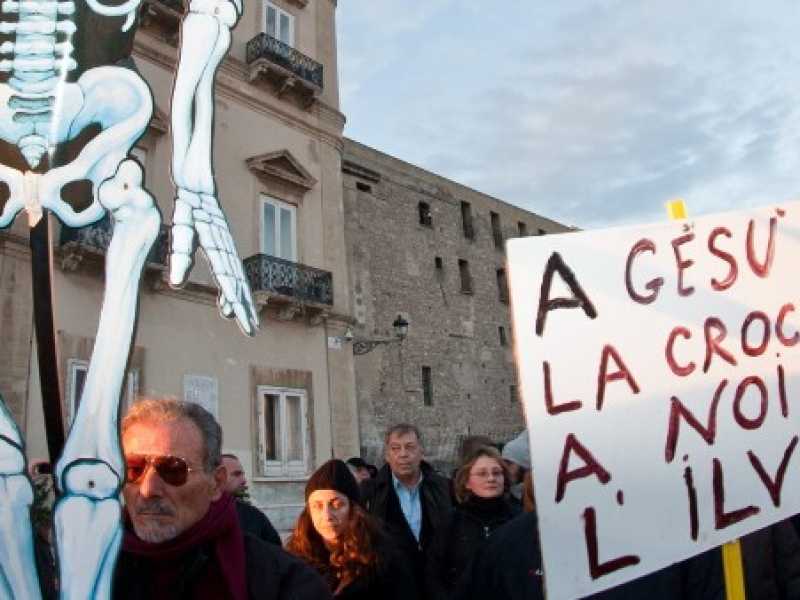 Ilva. Ambientalisti in piazza per funerale di Taranto (foto LaPreswse)