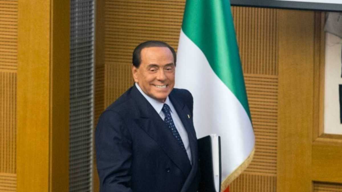 Immagine di Berlusconi e la carta Salvini nel Ppe