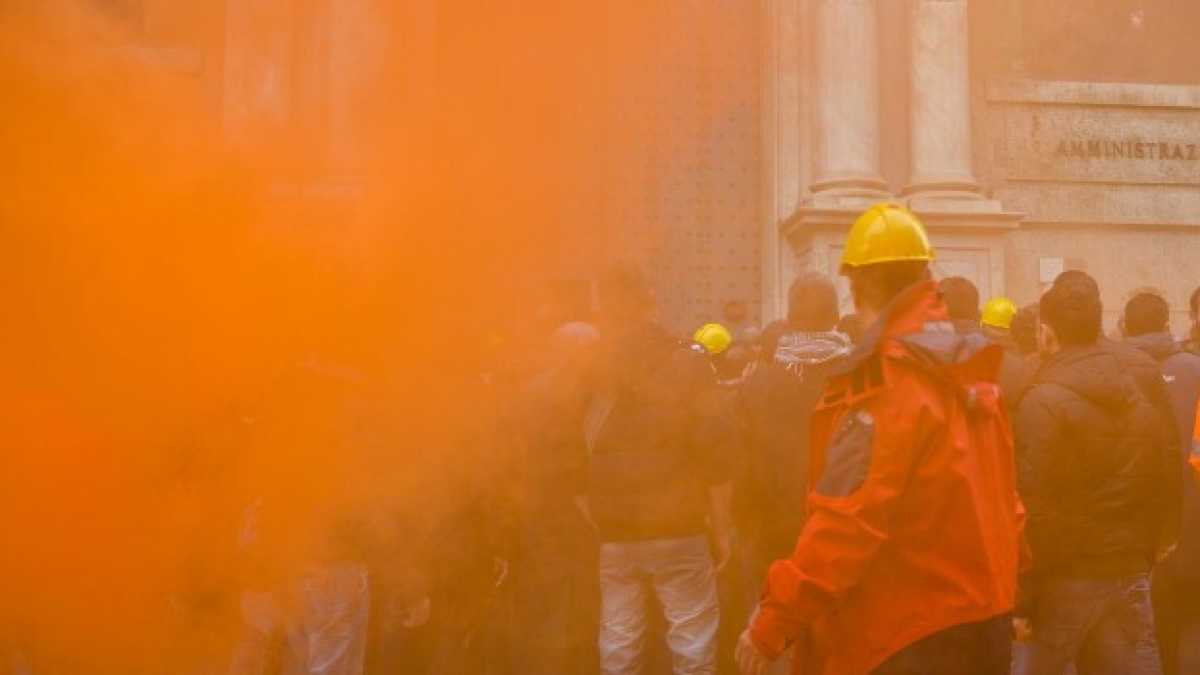 Immagine di Sedotti e abbandonati. No vax e no Ilva all'attacco del M5s