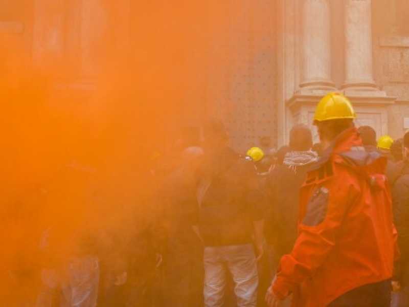 Ilva, una protesta dei metalmeccanici a Genova nel 2016 (foto LaPresse)