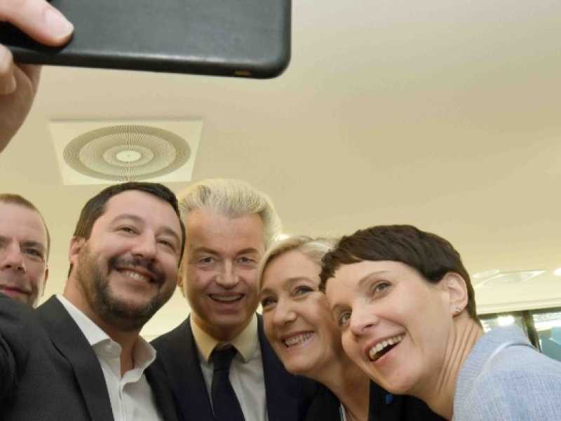 Coblenza, Germania. Marine Le Pen con Matteo Salvini al vertice delle destre europee (foto LaPresse)