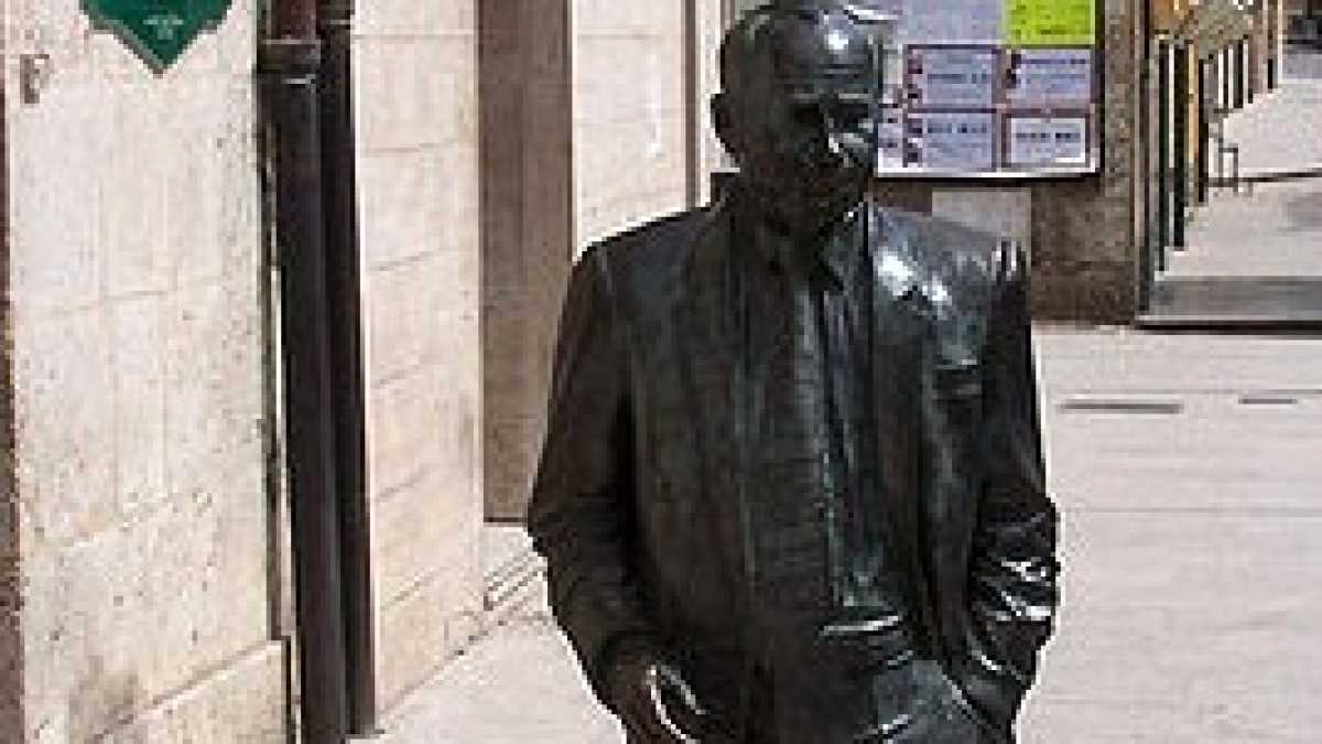 Immagine di Bisogna avere fortuna, con le statue