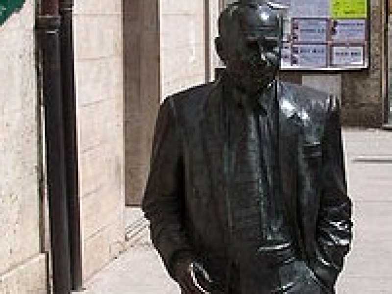 La statua di Sciascia a recalmuto