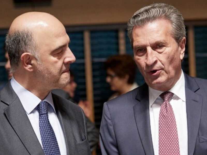 Il Commissario europeo agli Affari economici Pierre Moscovici con il Commissario europeo per il bilancio G&uuml;nther Oettinger (Foto Imagoeconomica)