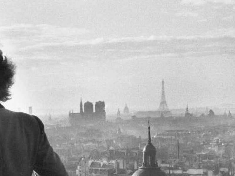 Willy Ronis, &ldquo;Les Amoureux de la Bastille&rdquo;, Parigi, 1957. Minist&egrave;re de la Culture/M&eacute;diath&egrave;que de l&rsquo;architecture et du patrimoine/Dist RMN-GP &copy; Donation Willy Ronis