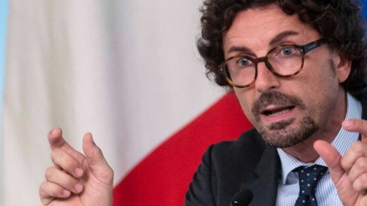 Immagine di Toninelli, un concentrato di populismo