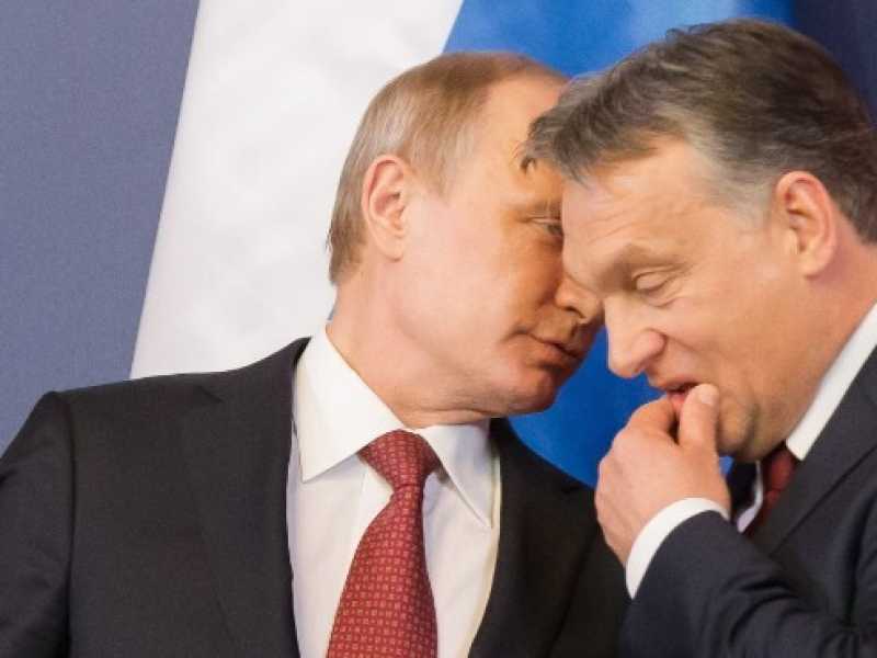 Vladimir Putin con Viktor Orb&aacute;n (foto LaPresse)