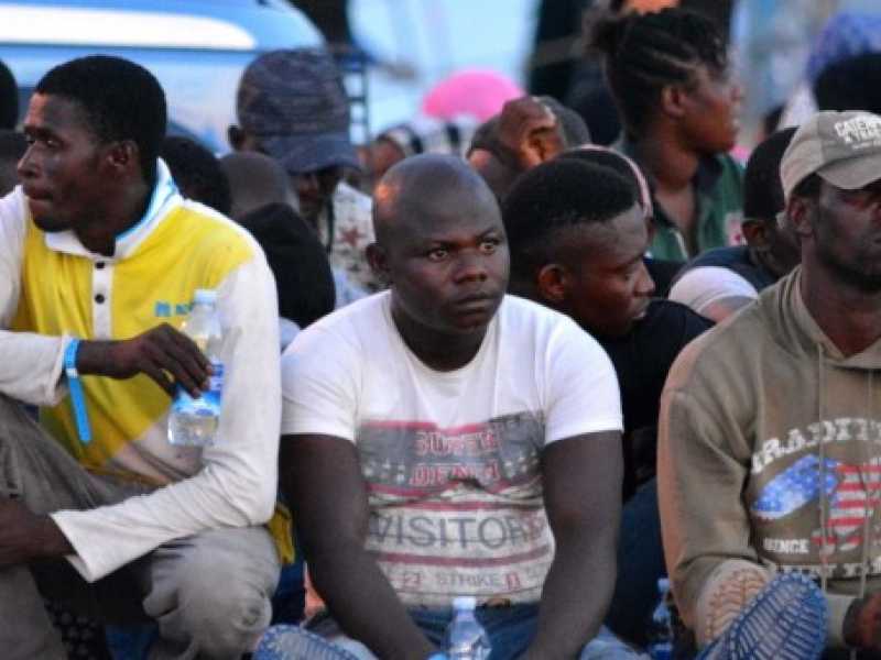 Un gruppo di migranti al porto di Augusta (foto LaPresse)