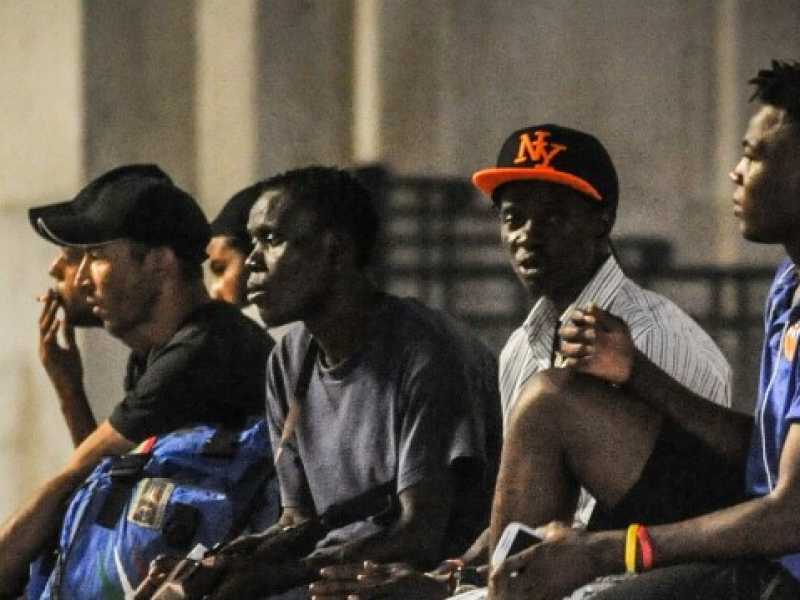 Immigrati africani in piazza Duca d'Aosta, a Milano (foto LaPresse)