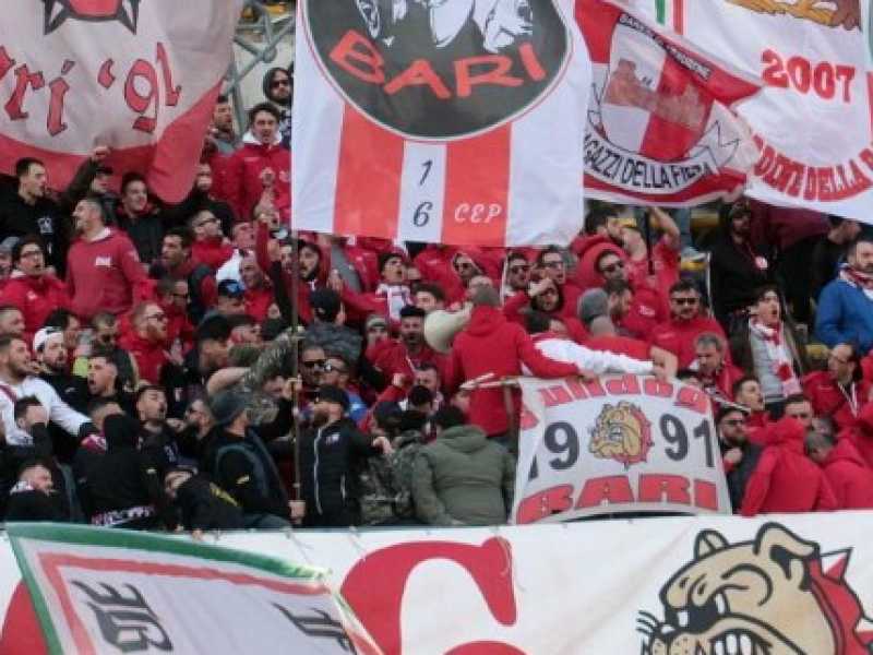 Tifosi del Bari (foto LaPresse)
