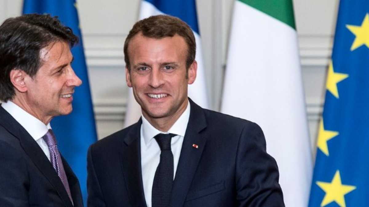 Immagine di Macron in soccorso del M5s sul ponte di Genova. I tempi lunghi della Tav