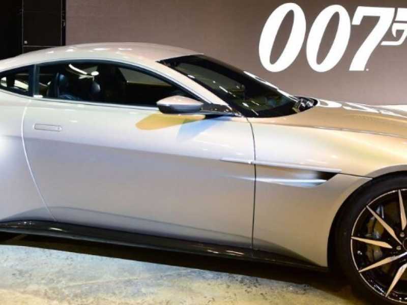Un modello di Aston Martin utilizzato nel film 007 (foto LaPresse)