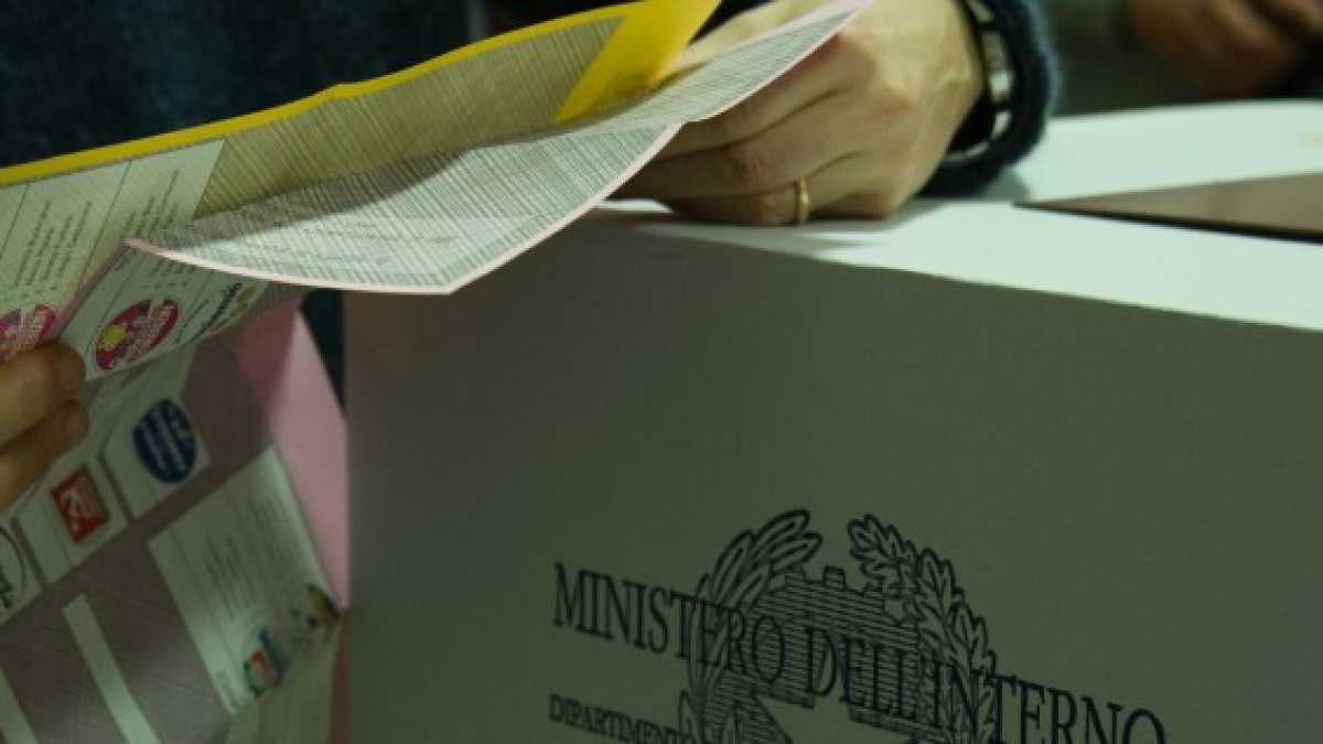 Immagine di La democrazia vive di crisi, ma è fatta per sopravvivere in mancanza di meglio