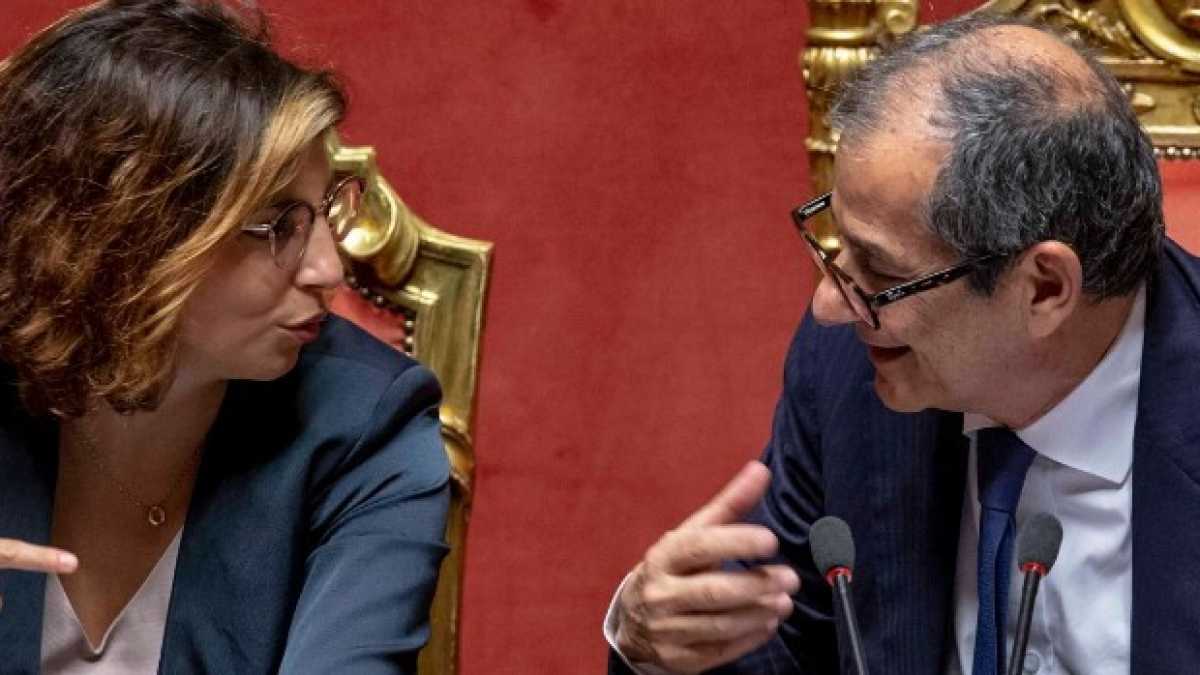Immagine di La guerra tra Castelli e Tria preoccupa il governo