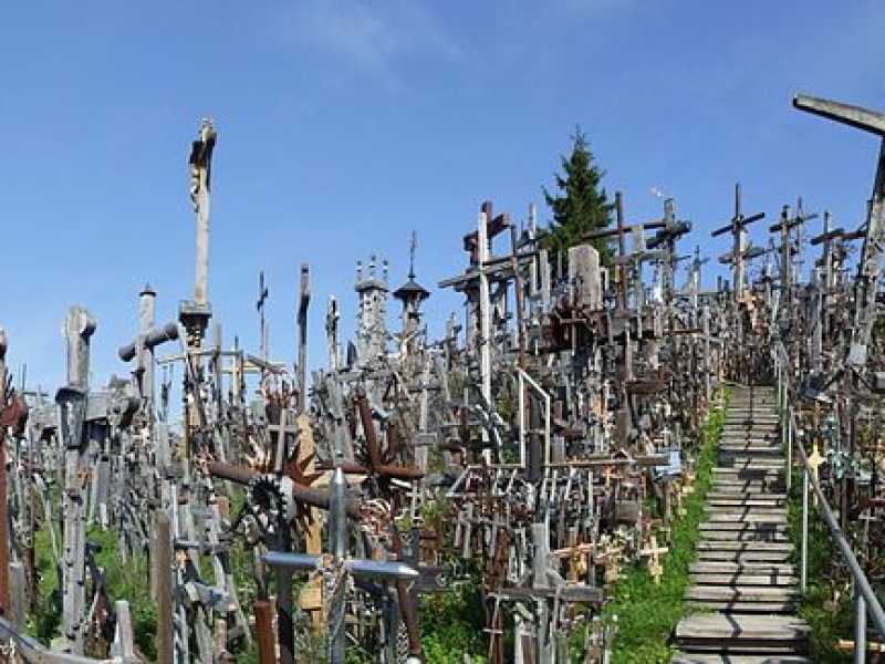 La Collina delle croci, in Lituania, &egrave; un&rsquo;altura sulla quale sono state piantate dai pellegrini   oltre quattrocentomila croci (Foto tratta da Wikipedia)