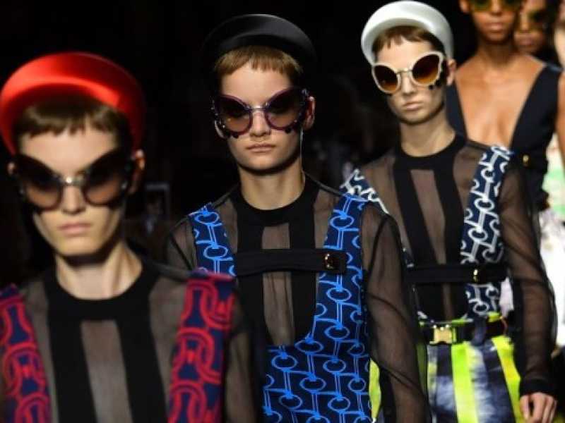 Un'immagine della sfilata di Miuccia Prada alla Fashion week di Milano (foto LaPresse)