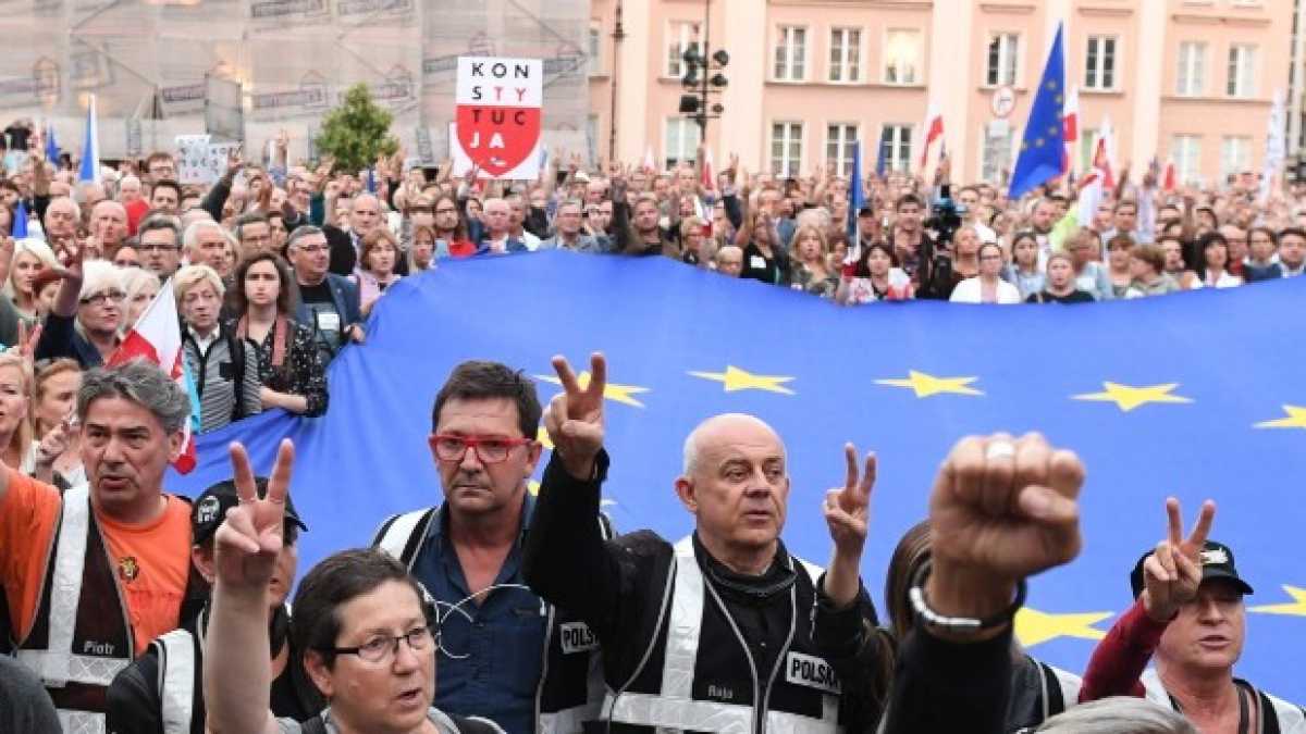 Immagine di Un passo avanti per la Polonia verso l’articolo 7 (che non verrà mai attuato)